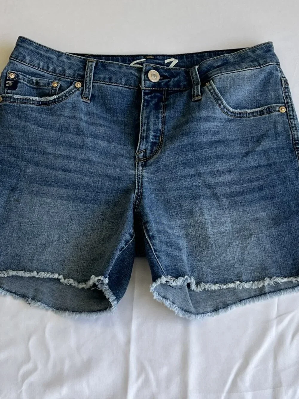 Seven7 Est. 1964 Size 4 Medium Wash Denim Shorts Raw Frayed Hem Mid Rise EUC - Picture 2 of 11